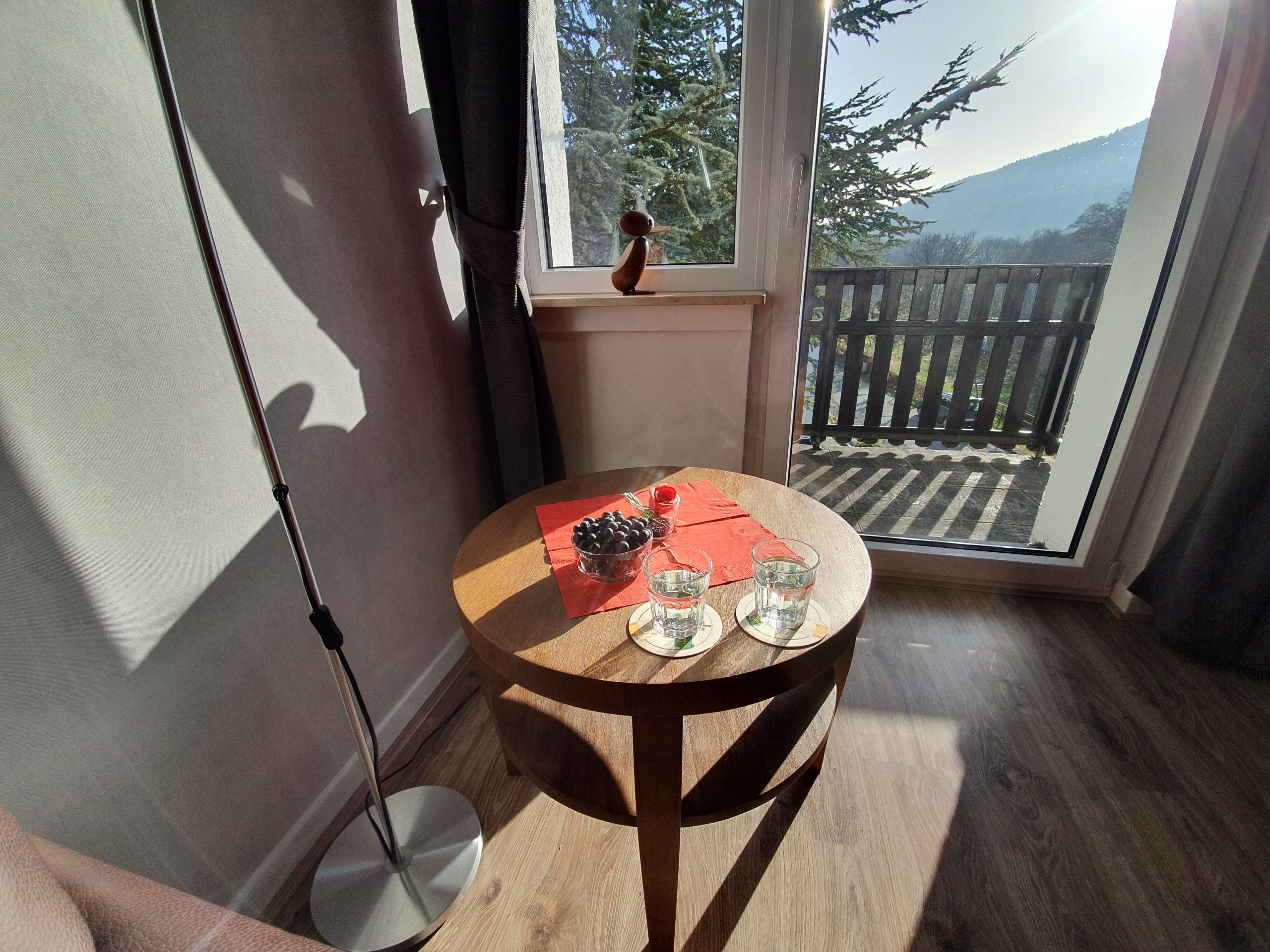 OG: Wohnzimmer mit Balkon und Bergblick