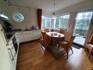 EG: Küche mit Zugang zur Terrasse