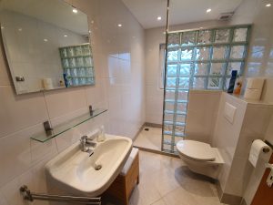 OG: Badezimmer mit Dusche