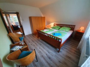 OG: Schlafzimmer 2 mit Doppelbett